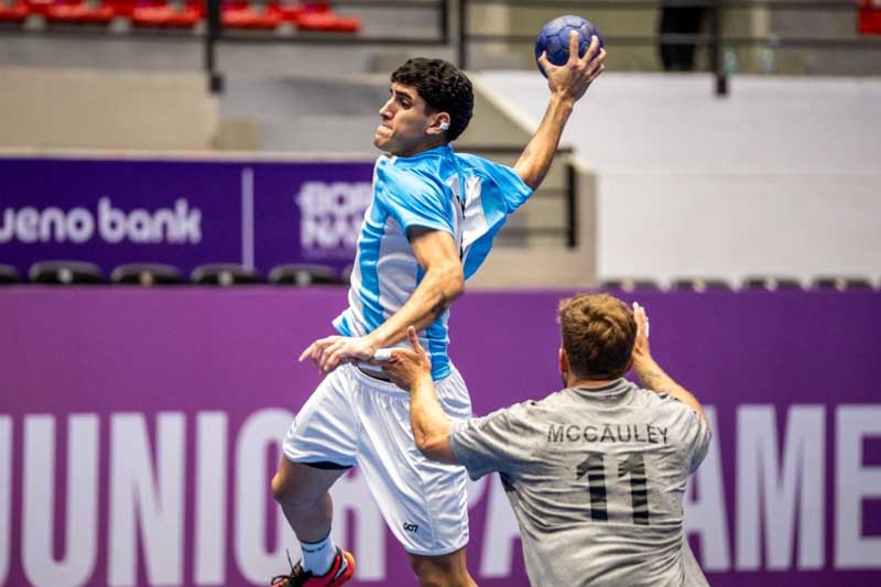 En la fase de grupos, el conjunto nacional había superado a Cuba (36-26), Paraguay (35-17) y Uruguay (29-24). Ahora, en la gran definición del certamen, programada para el domingo a las 20 en el estadio Arena de la Secretaría de Deportes de Paraguay, el equipo argentino se medirá ante el ganador del cruce entre Brasil y Paraguay.