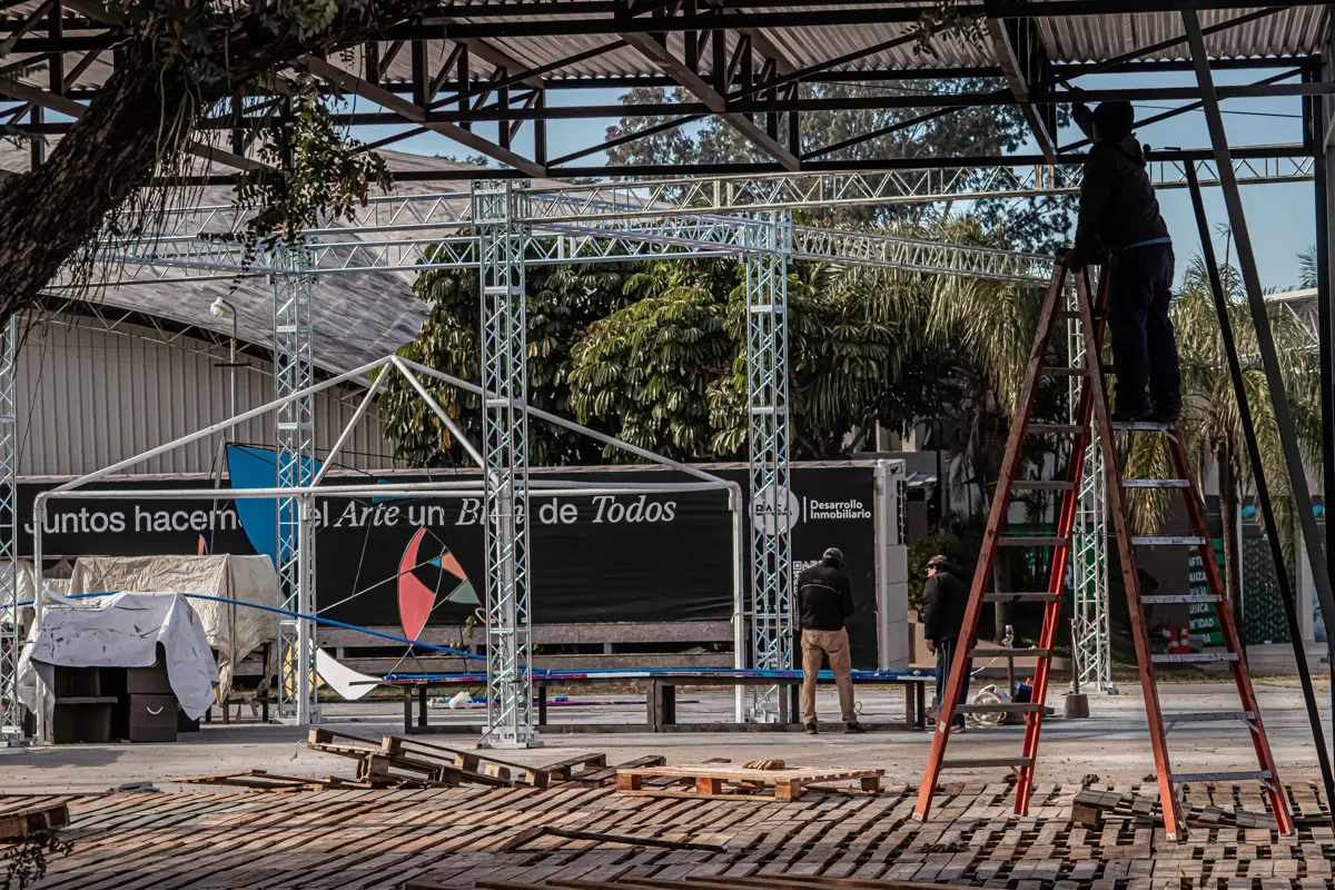 El movimiento de camiones y equipos t&eacute;cnicos forma parte de la previa log&iacute;stica: cada espacio se prepara para recibir a los escultores que crear&aacute;n sus obras en vivo frente a visitantes y residentes.
