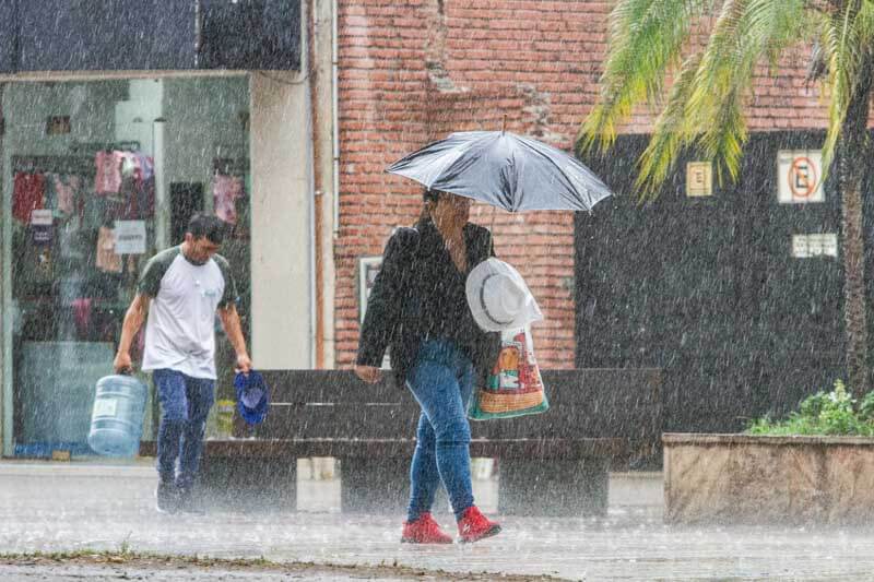 lluvia-ciudad-gente-paraguas-clima-paraguas