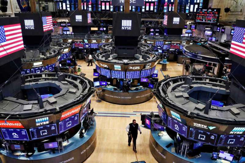 Sin cambios significativos que puedan dar un alivio, los bonos en dólares y las acciones argentinas que cotizan en Nueva York ensayaron un rebote muy acotado. Asimismo, el dólar mayorista cortó una racha de cuatro alzas consecutivas, el minorista permaneció estable en 1.370 pesos, el MEP cedió un 0,4 por ciento, el contado con liquidación cayó el 0,3, y el blue permaneció estático.