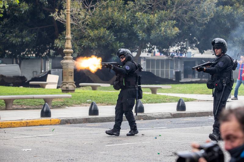 La ministra de Seguridad -por su parte- defendió la violencia aplicada a la manifestación popular del miércoles pasado, haciendo alardes de distintas excusas y afirmando que el gendarme -al que no quiso identificar, pero supo que se llama Guerrero- lanzó la cápsula de gas como indica el reglamento, pero una organización social dio a conocer imágenes que desbaratan esa afirmación, ya que muestra al uniformado -y otros más- apuntando en forma horizontal y no hacia arriba como indicaron previamente.
