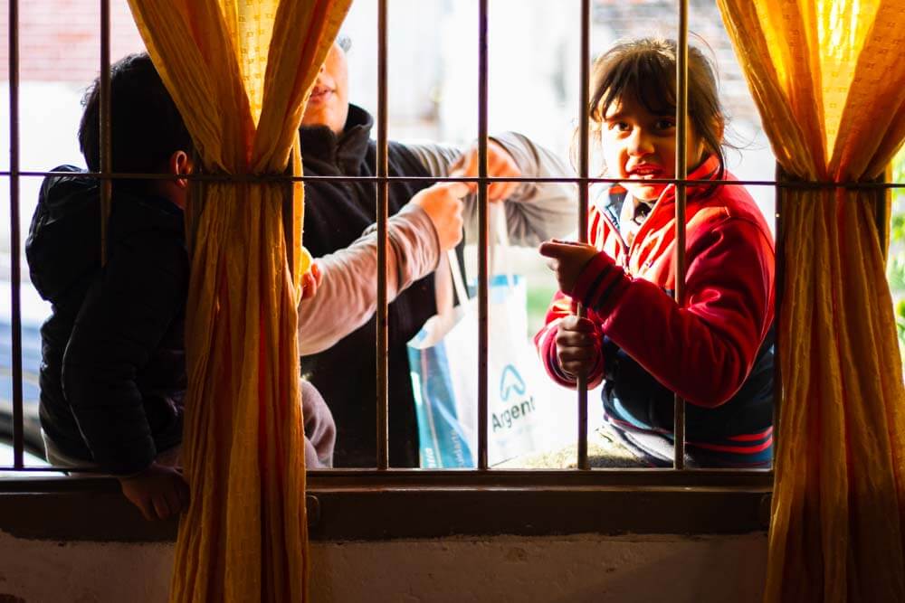 Los niños del barrio en este espacio disfrutan de la leche saborizada o el mate cocido, considerados necesarios en el lugar debido a la ausencia de otras opciones.
