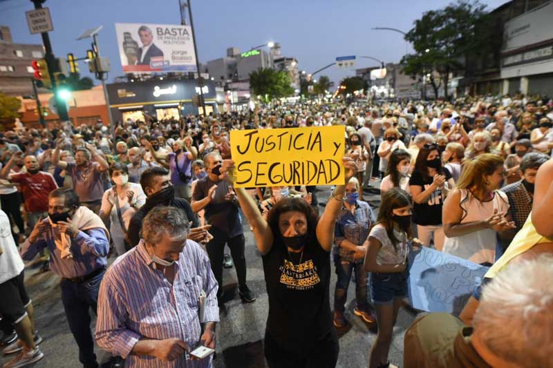 El proyecto contempla la implementación del juicio por jurados, además de la reforma del Código Penal, el cual en Rosario se ha puesto en marcha uno nuevo, en un esfuerzo por combatir la violencia criminal en la región.