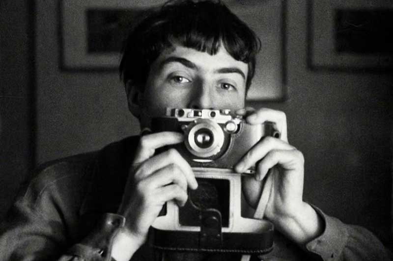 Grete Stern: Formada en la escuela Bauhaus, introdujo en Argentina el fotomontaje y el lenguaje del surrealismo. Su serie “Sueños”, publicada en la década de 1950, utilizó imágenes simbólicas para cuestionar los roles y las presiones sociales impuestas a las mujeres.