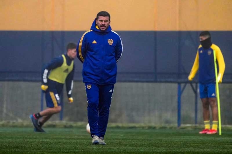 Mariano Herrón asumirá de forma interina y dirigirá el próximo encuentro contra Tigre. Mientras tanto, el consejo de fútbol ya piensa en posibles reemplazos para el banco xeneize.
