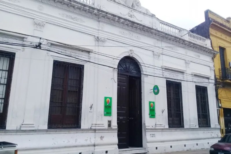 Mañana realizarán la presentación del libro “Ñande devociones y milagros”, en la sala Claudio Vañek del Instituto de Cultura de Corrientes (San Juan 546). La misma estará a cargo de la arquitecta Bárbara Antonini, quien realizó la compilación de la obra. El prólogo es del obispo José Adolfo Larregain. En la obra hay más de 100 autores, distribuidos en 4 capítulos según sus trayectorias en sus relatos que testimonian la fe y la devoción popular. 