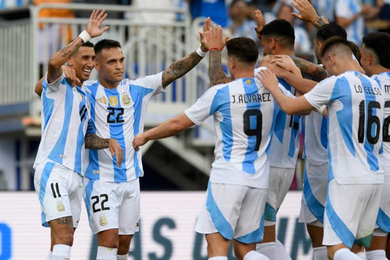 El complemento fue un calco de la primera parte, a los 3’ Lautaro Martínez descubrió que el arco existía, pero cabeceó afuera. La mayor emoción ocurrió a los 10’, cuando explotó el estadio con el ingreso de Messi reemplazando a Di María. Los cambios de Scaloni no dieron resultado y todo fue monótono hasta el final. El próximo rival es Guatemala, el viernes 14 a las 21, y luego el debut en la Copa América contra Canadá, el 20 a las 21.