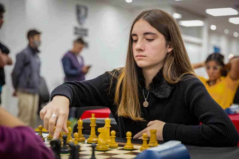 La joven, desde entonces ha acumulado una serie de títulos nacionales e internacionales, culminando con su victoria en este Mundial. Un logro impresionante que destaca su brillante futuro en el mundo del ajedrez.