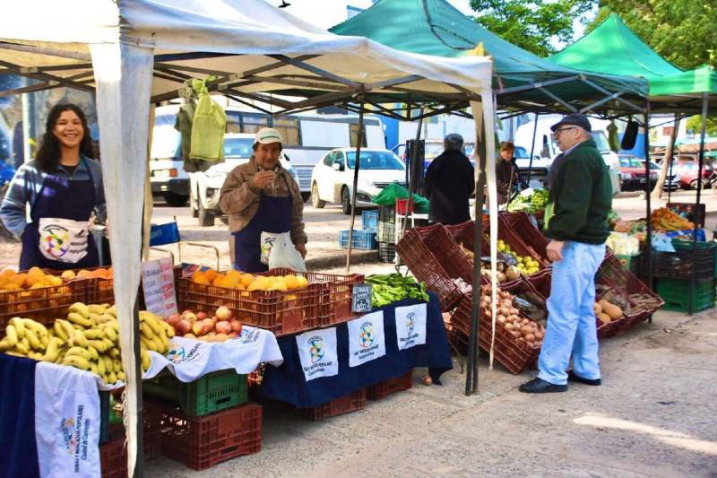 La venta de productos, la gastronomía y los shows en vivo con artistas locales se desarrollarán el domingo 22 en el paseo Iberá, ubicado en la bajada del puente General Belgrano y la costanera -Lavalle entre Díaz de Vivar y Cerrito-; en el paseo El Eucaliptal, del barrio San Gerónimo -avenida Raúl Alfonsín 5072-; y en el parque Mitre comercializando productos de reventa. 