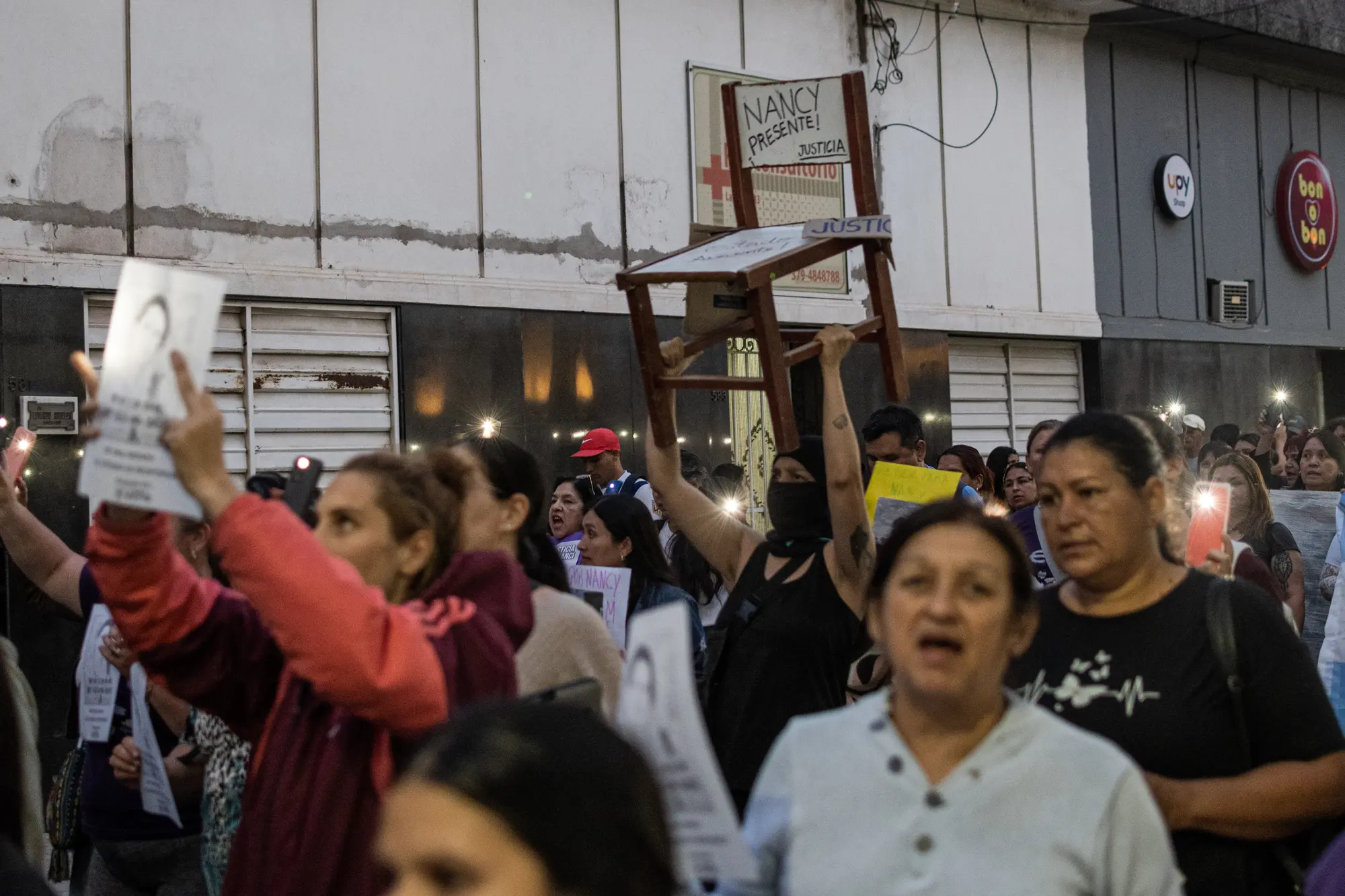 La convocatoria también contó con docentes y personal administrativo que se acercaron después de cumplir su horario laboral. Aunque en muchas escuelas no se dictaron clases por el paro, trabajadores del sector participaron de la movilización.