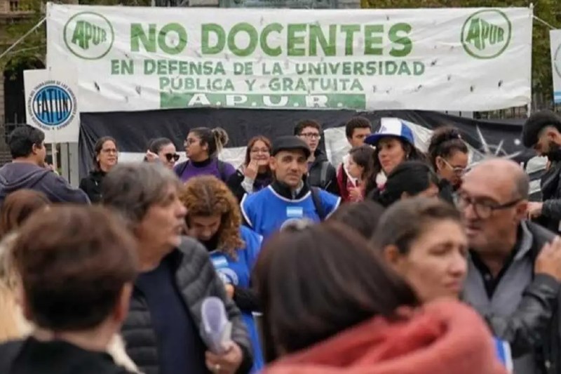 Esta es la primera de las cinco fechas que resolvió convocar el Consejo Directivo de la Federación de Trabajadores de las Universidades Nacionales (Fatun), y participaron representantes de 53 sindicatos de base del país, entre ellos ATUN, que nuclea a no docentes de la UNNE. Asimismo, el sindicalismo docente también se plegó a la medida de fuerza, que comenzó ayer y se extenderá hasta el viernes 21 de marzo.