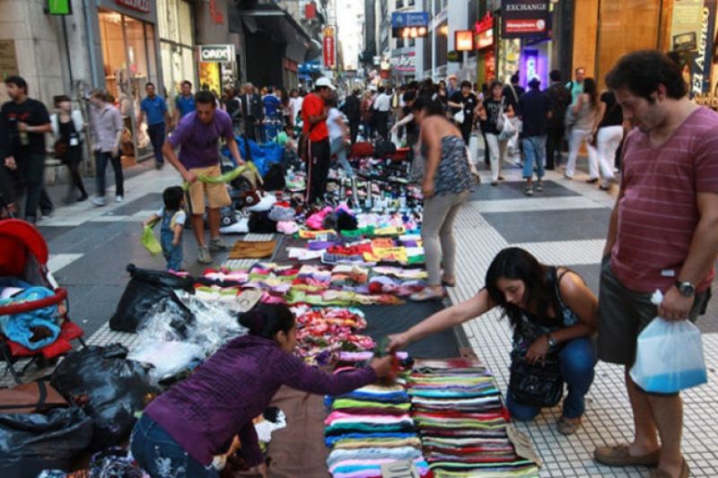 Durante el año pasado hubo una formalización de 16.000 trabajadores, pero se generaron 111.000 desempleados, y desde noviembre de 2023 hasta agosto de 2025 se destruyeron 223.796 puestos. La propaganda mediática de estos engañosos números busca tratar de crear logros que solo son estrategias para ocultar el deterioro de las condiciones de trabajo, el que golpea de lleno a las pequeñas empresas y cuentapropistas, ya que supera al 60%.