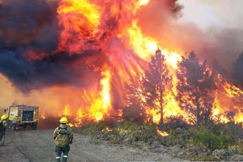 En la zona de Junín de Los Andes, provincia de Neuquén, los focos continúan activos y dañan el territorio donde viven varias comunidades mapuches, en el valle Magdalena, que reclaman ayuda para extinguir el fuego. El gobierno de esa provincia informó que despliegan esfuerzos conjuntos en esa tarea (organismos nacionales, provinciales y municipales).