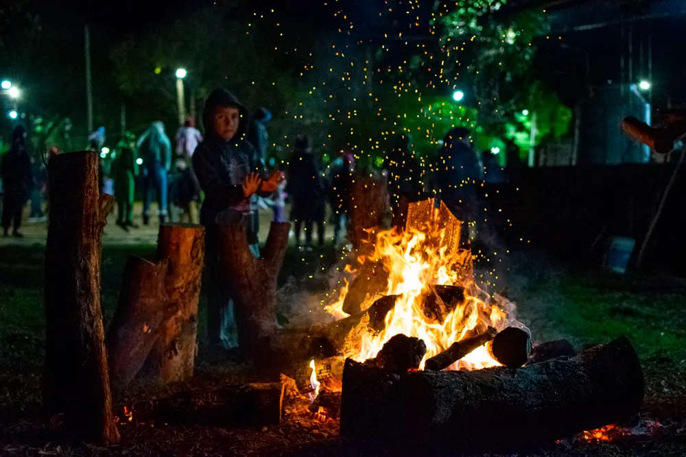 Cada edici&oacute;n del San Juanazo es posible gracias al trabajo conjunto de la parroquia, los organizadores y decenas de vecinos que mantienen vigente una de las expresiones culturales m&aacute;s singulares de Corrientes.
