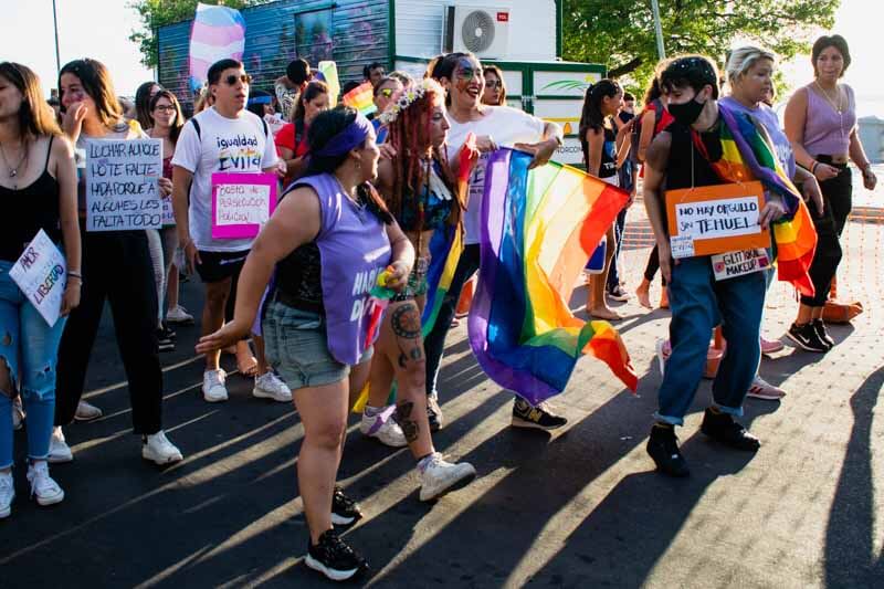 Lo inesperado sucedió cuando una multitud se volvió contra los agentes, quienes se vieron obligados a refugiarse en el interior del bar. A diferencia de las situaciones anteriores en las que los homosexuales huían de la policía, esta vez fue ella quien retrocedió.