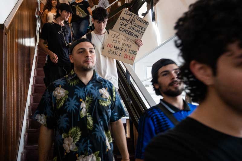 El peligro del arancelamiento en las universidades, que limitaría el acceso a la educación superior, también surge con la aplicación de las políticas estatales del Estado libertario. A pesar de la falta de diálogo con el Gobierno, los trabajadores y estudiantes siguen resistiendo, convencidos de que la educación pública y el desarrollo regional están en juego.