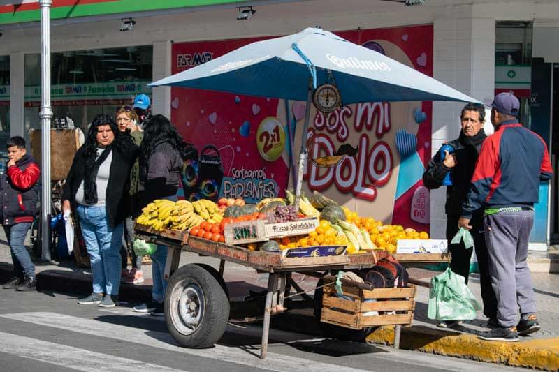 Los alimentos lideraron la subida, aumentando un 35% en el último mes. La devaluación del peso y el descongelamiento de productos contribuyeron al aumento