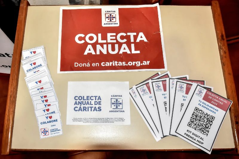 La consigna está inspirada en un mensaje del fallecido Jorge Bergoglio en ocasión de la quinta Jornada Mundial de los Pobres, donde citó al obispo italiano Tonino Bello: “A nosotros, especialmente a los cristianos, nos corresponde organizar la esperanza (…), traducirla en la vida concreta de cada día, en las relaciones humanas, en el compromiso social y político”, asentando un compromiso que es continuado por el papa León XVI.