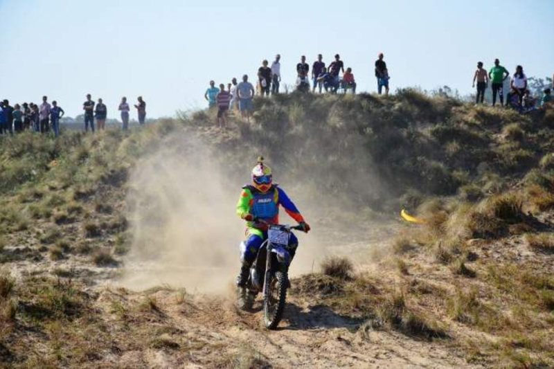 La competencia de deporte extremo recorrerá los desafiantes paisajes de la localidad correntina, donde el cauce fósil del arroyo Toropí ofrece un escenario único, tanto por su geografía como por su valor paleontológico. Esta propuesta integral año a año convoca a miles de espectadores y corredores de toda la región, y se desarrolla por fuera de la reserva ecológica.