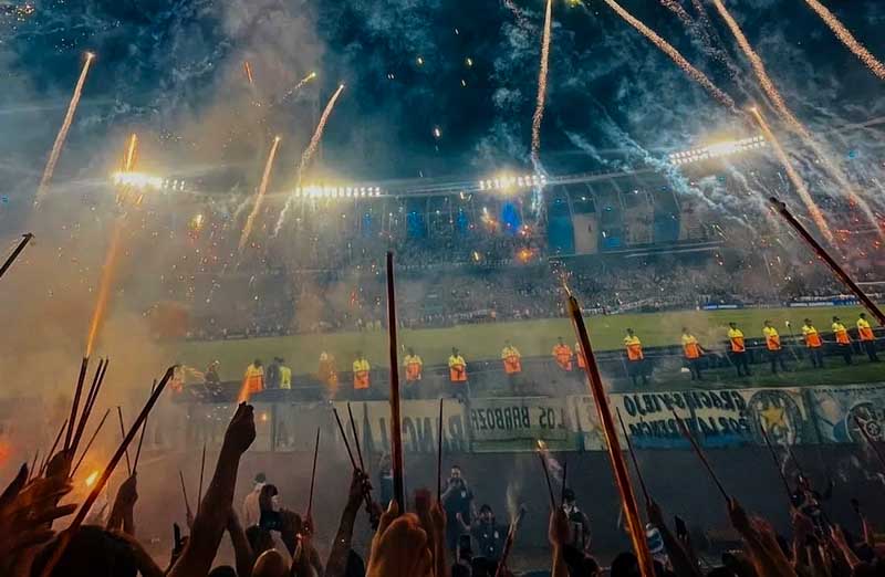 Además, se recordó que Racing ya había sido advertido sobre la manipulación de pirotecnia en encuentros anteriores. La medida alcanza todos los torneos organizados por la AFA y prohíbe, una vez habilitado el público, el ingreso de bombos, banderas y otros elementos de animación.