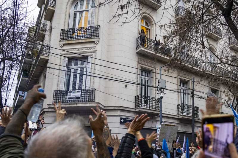 Además de las condiciones generales, el fallo exige a la ex mandataria abstenerse de cualquier conducta que altere la convivencia en el edificio. Deberá presentar, en un plazo de 48 horas hábiles, una nómina de personas autorizadas a ingresar al domicilio, entre ellas familiares, médicos tratantes, custodios y abogados. Cualquier otra visita deberá contar con autorización judicial expresa. La medida se inscribe en la etapa de ejecución de la condena, ratificada recientemente por la Corte Suprema de Justicia.