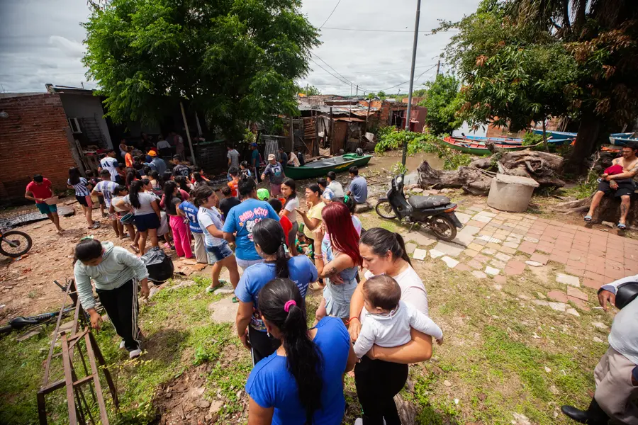 Algunas familias reciben las donaciones; otras cocinan, organizan las tareas o colaboran con el reparto. La organizaci&oacute;n se construye entre personas que se conocen, que comparten el territorio y que, en muchos casos, tambi&eacute;n enfrentan las consecuencias de la creciente. Hay quienes ayudan porque tienen familiares afectados y quienes lo hacen porque saben que, en el barrio, las dificultades de uno pueden alcanzar a muchos.

&nbsp;

