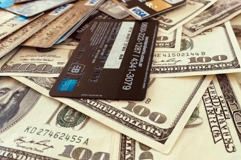 El Banco Central modificó el esquema de agregados monetarios y lanzó dos sistemas para fortalecer las reservas. En primer lugar, la confirmación del nuevo REPO (préstamo a corto plazo) con entidades financieras, y el lanzamiento de licitaciones mensuales de bonos en dólares, tanto para inversores residentes, como extranjeros, en este último caso ya sin la obligación de permanencia mínima de seis meses. 