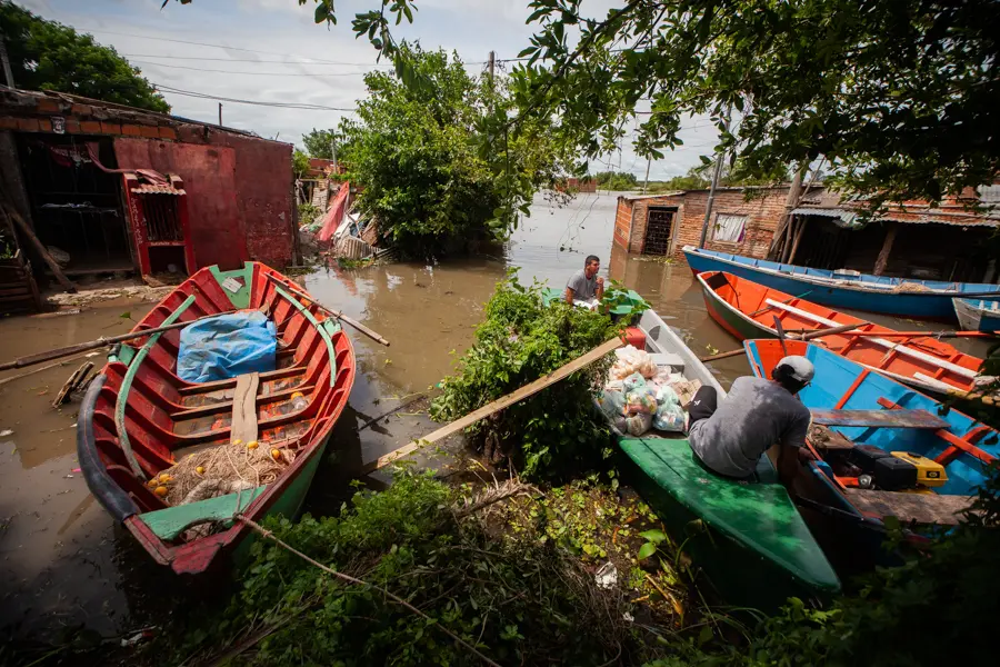 En el barrio, muchos vecinos son malloneros y cuentan con canoas por su v&iacute;nculo cotidiano con el r&iacute;o y la pesca. Durante la creciente, esas embarcaciones adquieren otra funci&oacute;n: permiten trasladar alimentos hasta las casas aisladas. No son, sin embargo, una soluci&oacute;n frente a cualquier emergencia ni una garant&iacute;a de sustento para quienes viven de la actividad. En estas circunstancias, son un recurso disponible que los vecinos ponen al servicio de los dem&aacute;s.
