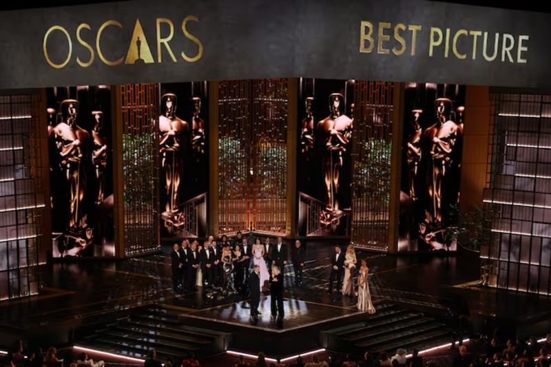 “Frankenstein” obtuvo maquillaje y estilismo de cabello (Mike Hill, Jordan Samuel y Cliona Furey), diseño de vestuario (Kate Hawley) diseño de producción (Tamara Deverell y Shane Vieau). Le siguió “Kpop demon hunters” de Netflix, que obtuvo mejor película de animación y mejor canción original por “Golden”. Asimismo, la actriz de reparto fue Amy Madigan, por 