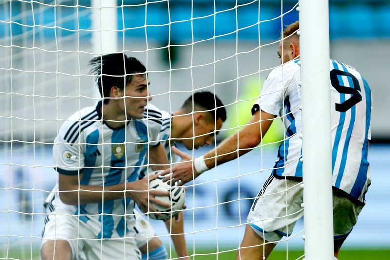 En el primer tiempo, a los 3’ Solari abrió el marcador para Argentina, predisponiendo al festejo anticipado. El juego siguió con los de Mascherano casi teniendo la exclusividad del manejo del balón, pero sin alcanzar a vencer al arquero paraguayo, y pese a ello la Albirroja encontró el empate casi de casualidad a los 41’.