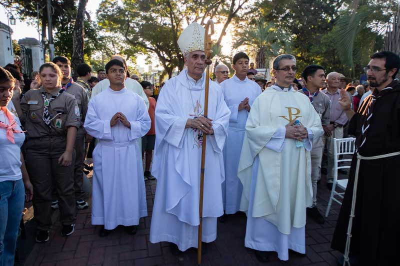 El arzobispo José Adolfo Larregain y autoridades eclesiásticas locales encabezaron la caminata.