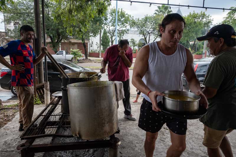 A pesar de las variaciones en los precios, que oscilaban entre 1.000 y 5.000 pesos por porción, la esencia de este plato une a las personas y trasciende las diferencias económicas.