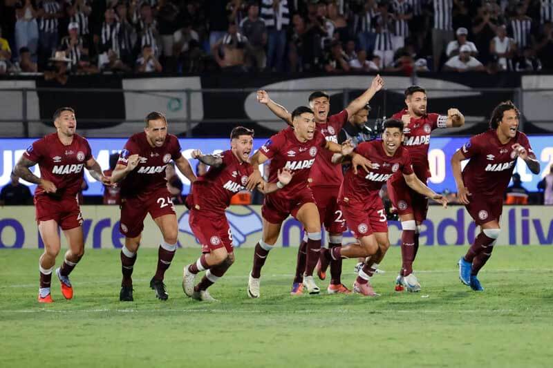 Esta victoria no solo significó la octava estrella para Lanús en su historia, sino que también le otorgó un boleto directo para disputar la Copa Libertadores y la Recopa Sudamericana 2026. Carlos Izquierdoz y Lautaro Acosta fueron los encargados de levantar el trofeo en el Defensores del Chaco.