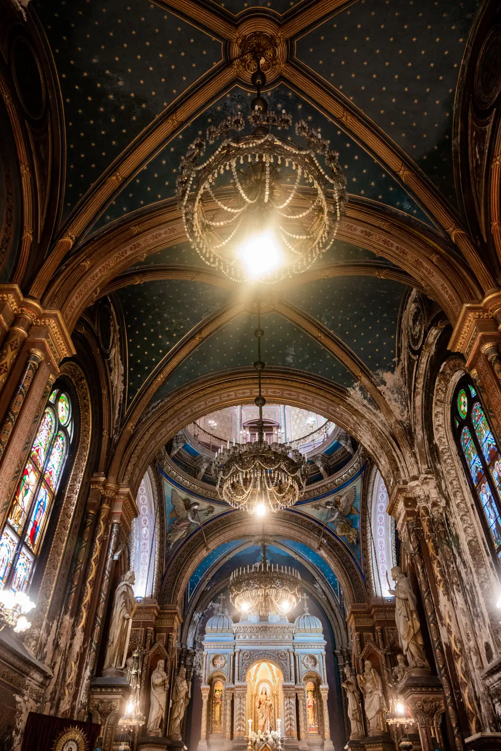 La mirada hacia las alturas permite reconocer una de las caracter&iacute;sticas m&aacute;s particulares del templo: sus b&oacute;vedas, arcos y ornamentaciones, donde confluyen elementos del eclecticismo y una marcada influencia del neog&oacute;tico alem&aacute;n.
