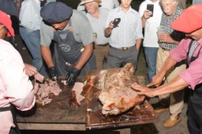Se vendieron más de diez lotes y el precio más importante lo obtuvo un grupo de diez animales, que en promedio pesaban más de 300 kilogramos y tenían un precio de $1.800 por kilo vivo. El cierre se produjo con la degustación de un asado, para el cual usaron una res entera cocinada a fuego lento (alrededor de 16 horas) con brasas hechas con madera noble, quebracho y urunday.