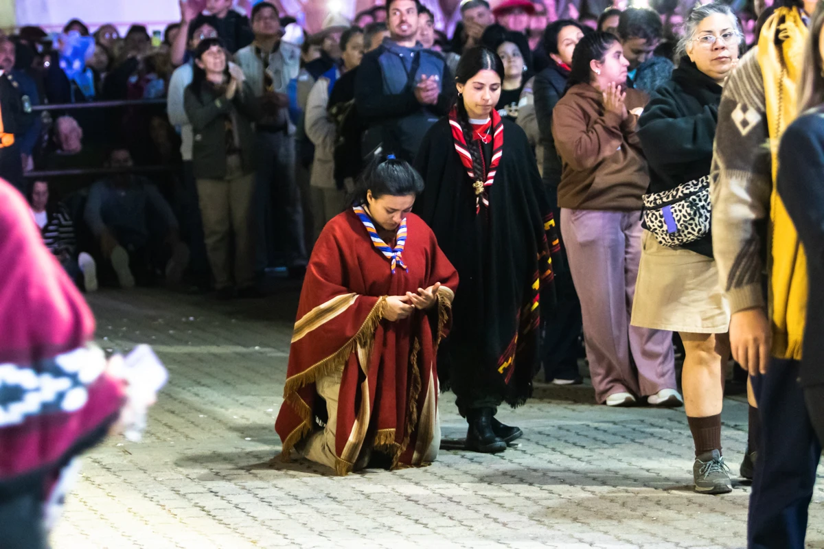 Las generaciones se mezclan en las veredas: j&oacute;venes que comparten un mate, ancianos que cierran los ojos para rezar en silencio. La fe en Corrientes se baila y se llora en el mismo espacio.
