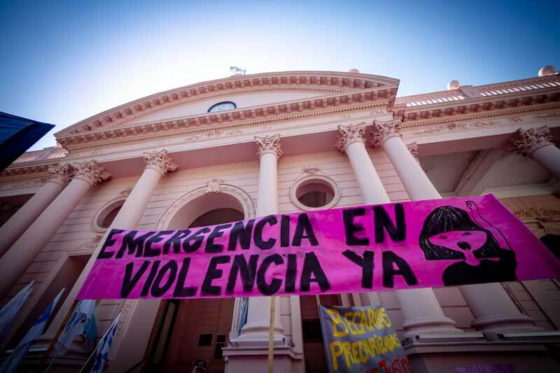 Finalmente la marcha culminó en la Gobernación, donde entregaron un petitorio con sus demandas al Estado provincial, con el cual visibilizan que la lucha por la igualdad y la erradicación de la violencia machista continúa siendo prioritarias en todo el mundo.