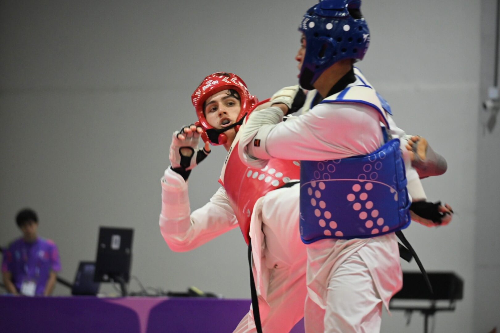 Espínola venció en la final al brasilero Matheus Goncalves al imponerse 2-1 (ganó 5-4 en el primer round, perdió 9-8 el segundo y volvió a ganar 14-4 en el tercero), logrando una merecida medalla dorada.