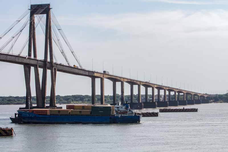 El Paraná es el segundo río más largo de América del Sur y conecta las dos mayores áreas económicas del subcontinente, Brasil y Argentina. Es vital para la economía y el transporte de bienes y personas en la región.