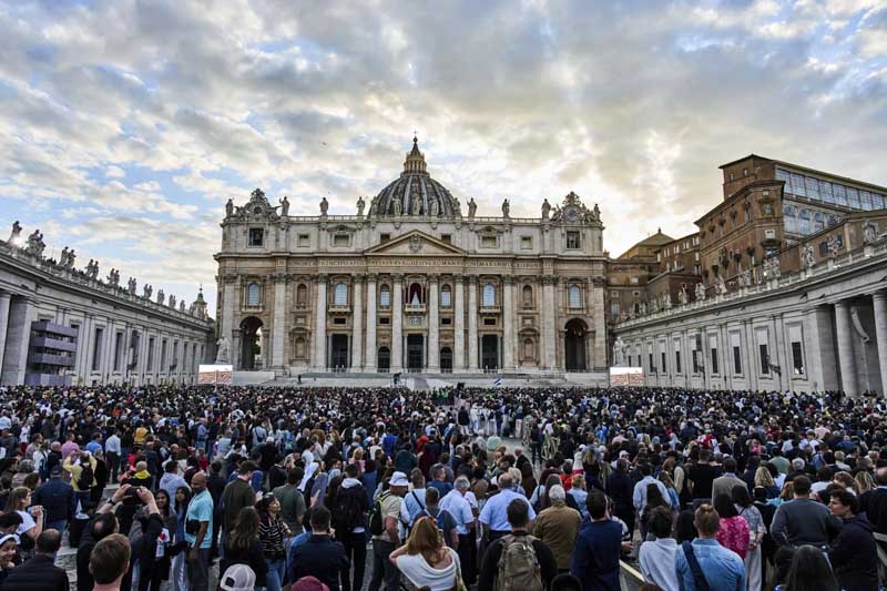 Entre los miles de fieles reunidos en la plaza vaticana, el anuncio fue recibido con emoción, acompañado por repiques de campanas y aplausos. En Perú, su exdiócesis de Chiclayo celebró con orgullo a quien consideran “su obispo”, ahora convertido en guía espiritual de millones de católicos en todo el mundo.