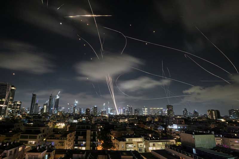 Asimismo, reconoció que los bombardeos provocaron daños en infraestructura civil, especialmente en redes de agua y energía.

En paralelo, el líder supremo iraní, Ali Jameneí, advirtió a Estados Unidos que una intervención militar causaría un “daño irreparable” y reiteró que Irán no se rendirá. Mientras tanto, continúa el intercambio de ataques: Irán ha lanzado más de 400 misiles y cientos de drones contra Israel, que respondió con nuevos bombardeos sobre territorio iraní.