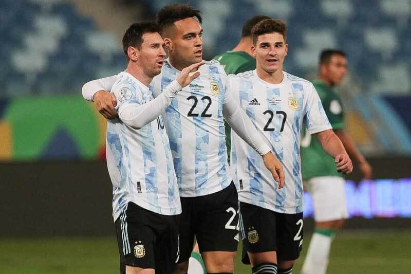 En ataque, Scaloni apostará por Lautaro Martínez acompañando a Lionel Messi y Julián Álvarez, buscando mayor profundidad ofensiva para asegurar los tres puntos. Asi formará la Selección Argentina:
Gerónimo Rulli; Nahuel Molina, Cristian Romero, Nicolás Otamendi, Nicolás Tagliafico; Rodrigo De Paul, Enzo Fernández, Alexis Mac Allister; Julián Álvarez, Lionel Messi y Lautaro Martínez. DT: Lionel Scaloni.