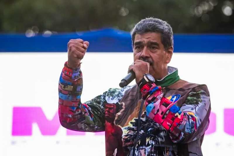 El otro país potencialmente en convulsión es Venezuela, adonde apuntan las fuerzas de la ultraderecha para evitar la continuidad de un gobierno con tendencia socialista en América, por lo cual se difunden las noticias de que si Maduro gana se producirán grandes movimientos migratorios de los (principalmente) jóvenes venezolanos, o de que si pierde habrá baños de sangre, resaltando las poco afortunadas expresiones del mandatario.