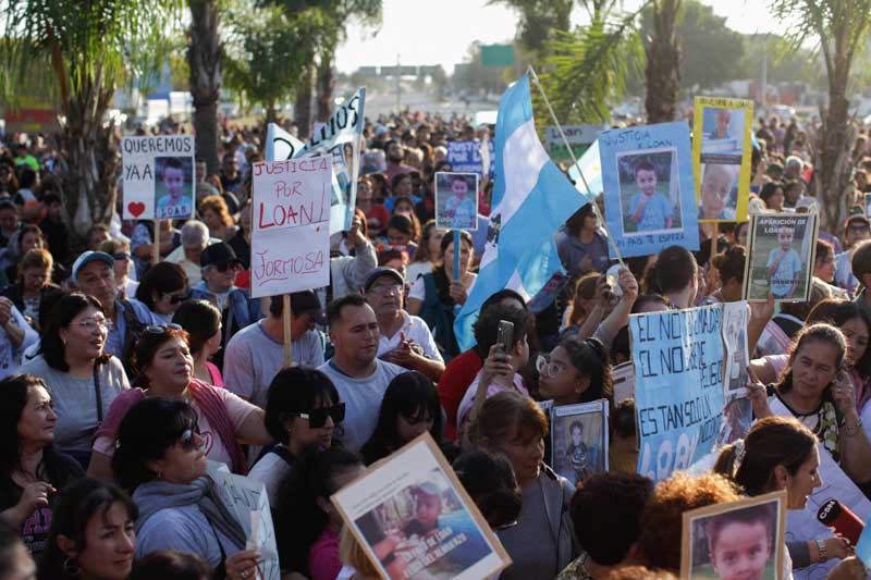 Al llegar de nuevo al punto de partida se llevó a cabo un breve rezo. Los manifestantes expresaron su incondicional apoyo a la familia, coreando consignas como 