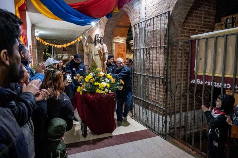 La actividad combinó el fervor religioso con una fuerte impronta social. Aunque la fecha oficial es el martes 24, la fiesta central se realizó el sábado por cuestiones organizativas.