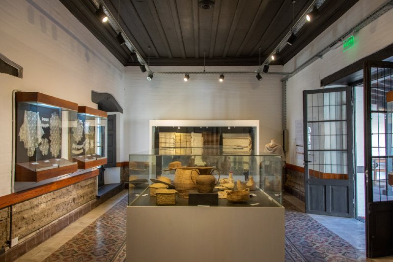 Hoy se llevará a cabo la inauguración de la muestra “Su impronta en la imaginería”, para homenajear al maestro artesano Juan A. Cáceres, en el Museo de Artesanías Tradicionales (MAT) ubicado en Quintana 905. El artista, quien también forma parte de los fundadores del museo y es un ex veterano de Malvinas, tiene una extensa trayectoria reconocida a nivel nacional e internacional, por sus trabajos en arte sacro y popular. 