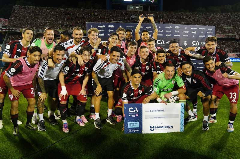 Finalmente el clásico terminó con un desenlace caliente y con altercados entre los futbolistas. Racing se quedó con diez hombres sobre el final tras la expulsión de Adrián Martínez por doble amonestación, complicando sus chances de empate. Con esta victoria ajustada River Plate se aseguró un lugar en las semifinales de la Copa Argentina, donde se enfrentará al sorpresivo Independiente Rivadavia de Mendoza.