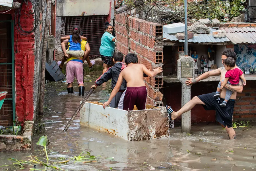 La creciente mantiene en suspenso la vida de muchas familias. No hay certeza sobre cu&aacute;ndo podr&aacute;n regresar a sus casas ni sobre cu&aacute;nto de lo perdido podr&aacute; recuperarse. La ayuda comunitaria no detiene el agua ni reemplaza las respuestas que requiere una emergencia de esta magnitud. Pero permite que, frente a la incertidumbre, las necesidades no queden libradas &uacute;nicamente a las posibilidades de cada hogar.
