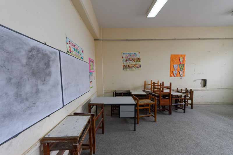 La carencia de mobiliario suficiente, para albergar a todos los estudiantes, se suma a las distintas falencias del sistema educativo de la provincia. 