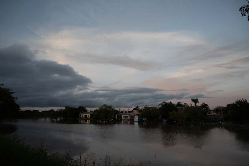 San Luis del Palmar se ha convertido en el epicentro de la tragedia, donde el desborde del arroyo Riachuelo ha anegado barrios enteros y cortado accesos clave.